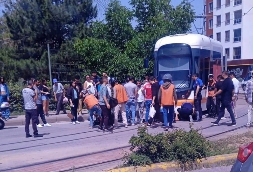 Motosiklet sürücüsü tramvayın altına girdi