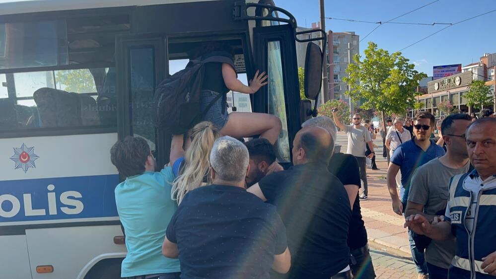 İzinsiz yürüyüşe polis müdahale etti, 10 kişi gözaltına alındı