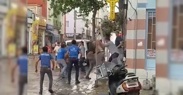 Alacak verecek meselesinden tartışan akrabalar sokak ortasında kavga etti