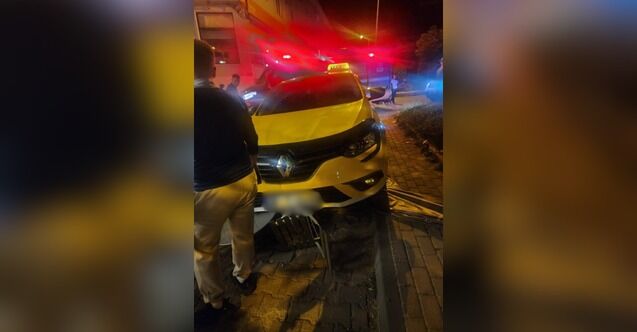 Sürücü el frenini çekmediği taksisinin altında kaldı