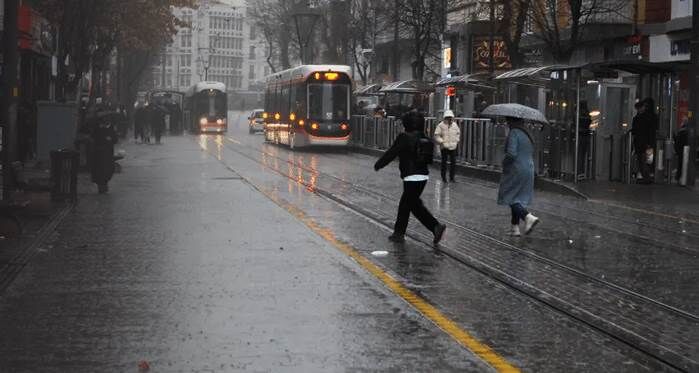 Meteorolojiden öğle saatlerinde sağanak yağış uyarısı