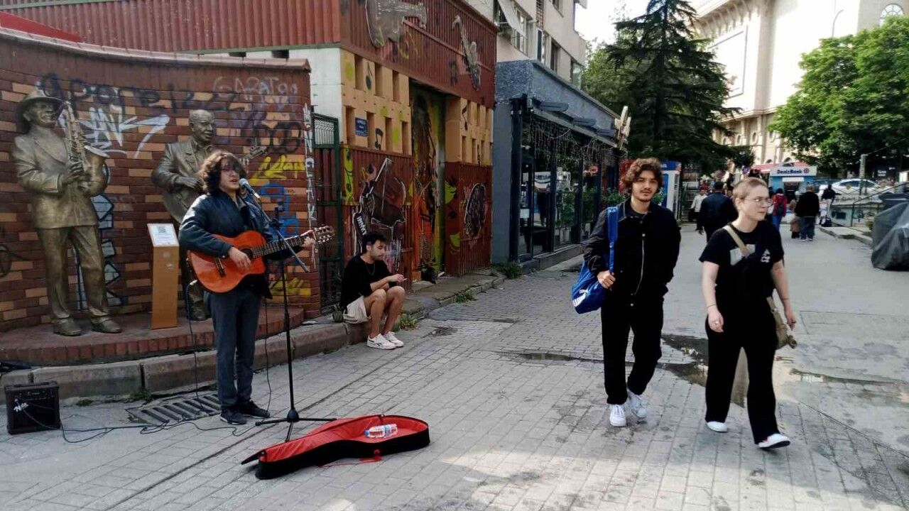 Genç müzisyen vatandaşların odak noktası haline geldi