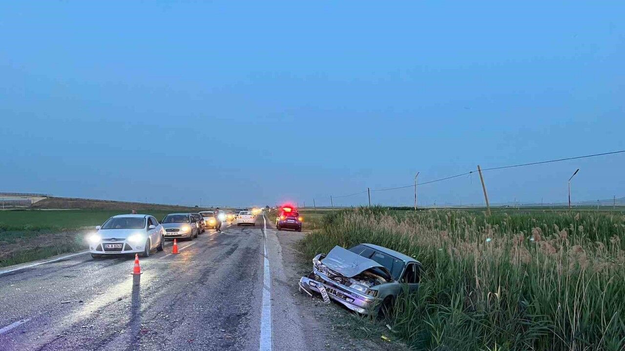 Sollamaya çıkan otomobil önündeki araca çarptı, 3 kişi yaralandı