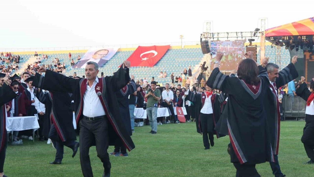 ESTÜ öğretim üyelerinin zeybek oyunu büyük beğeni topladı
