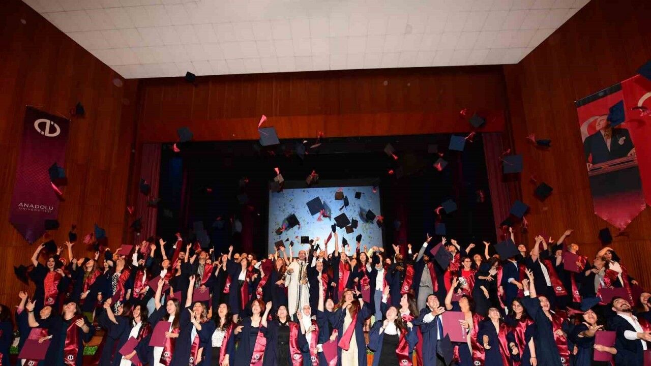 Lisansüstü Eğitim Enstitüsü mezunları keplerini havaya attı