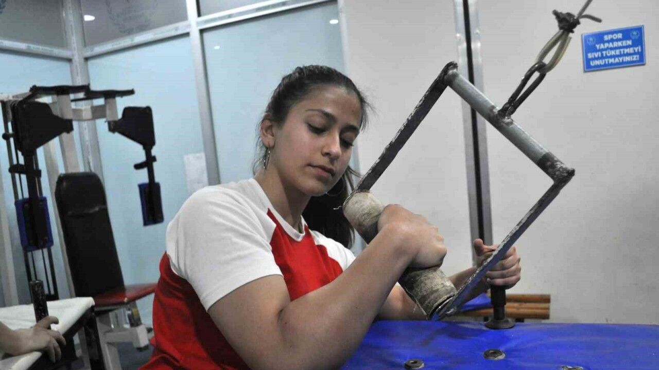 (ÖZEL) 30 yıllık yıpranmış ekipmanlar ile antrenman yaparak Avrupa Bilek Güreşi Şampiyonası’nda 1’inci oldu