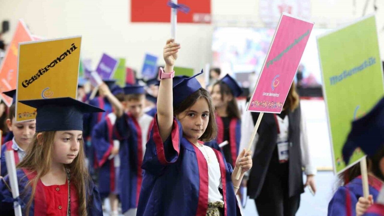 Anadolu Üniversitesinde 3 kuşak 7’den 70’e mezuniyet heyecanı