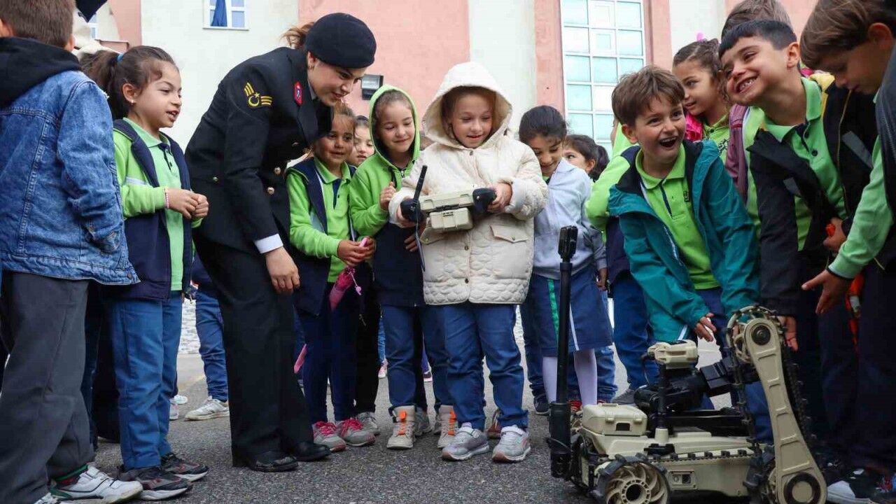 Jandarmadan ortaokul öğrencilerine etkinlik