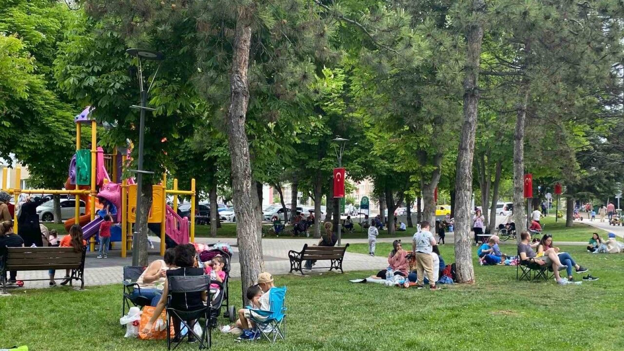 Güzel havayı bulan vatandaşlar, pazar gününü Kanlıkavak Parkı’nda geçiriyor