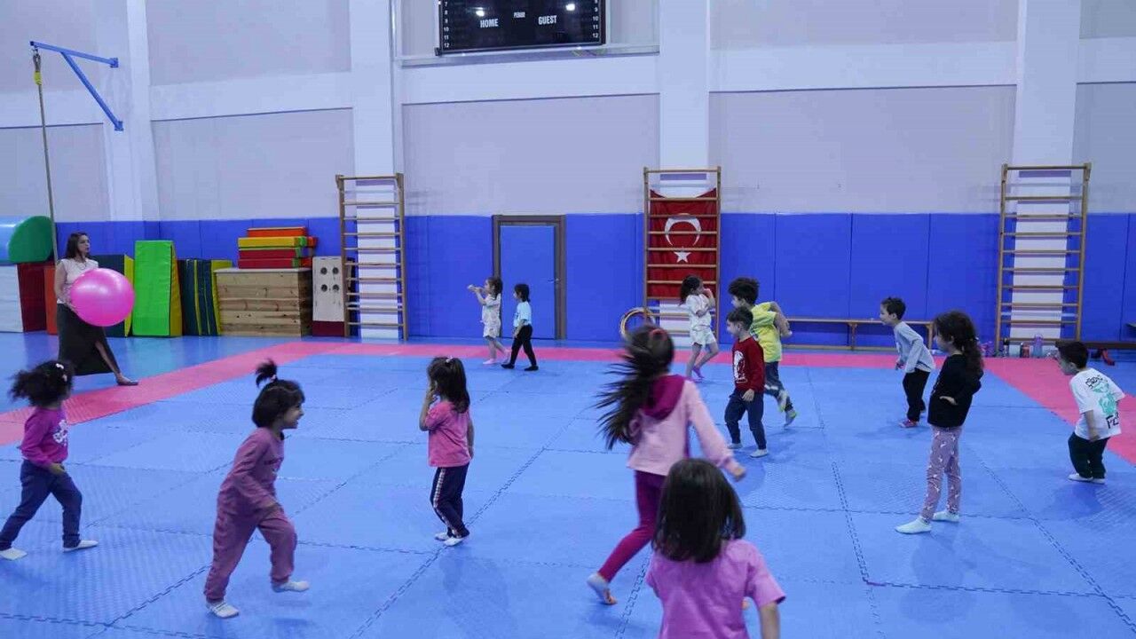 Çocuklar jimnastik ile tanışıyor
