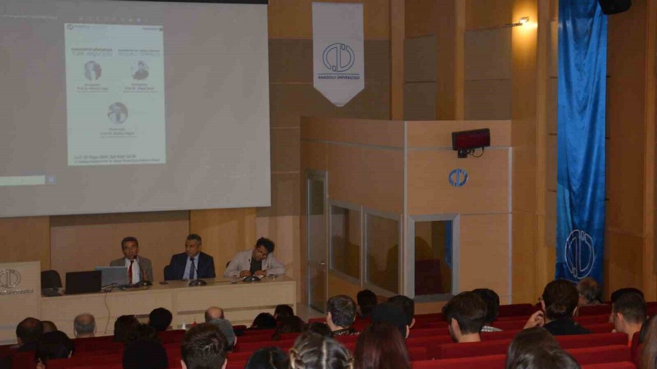 Edebiyat Fakültesinde Türk Arşivciliği ve Selçuklu Tarihçiliği konuşuldu