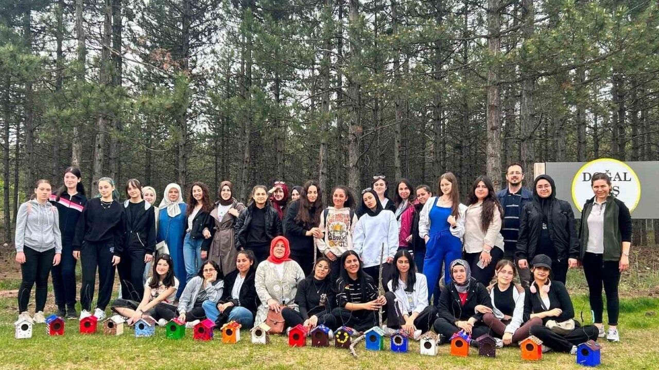 Liseliler geri dönüşümden kuş yuvası yaptı