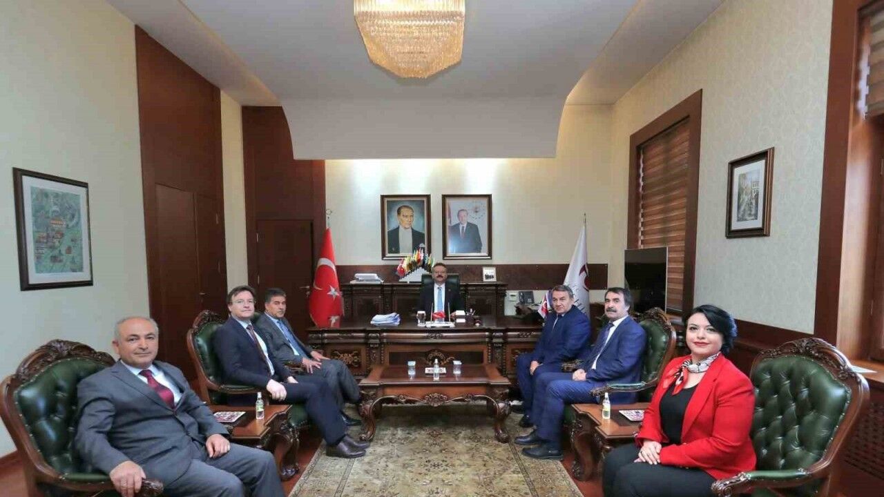 Tapu ve Kadastro bölge müdürü Eskişehir Valisi Hüseyin Aksoy’u ziyaret etti