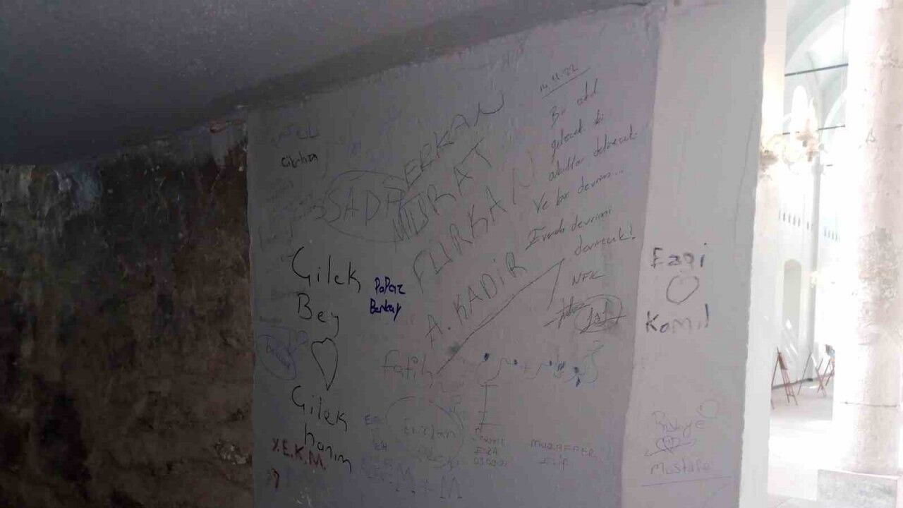 Sivrihisar’ın asırlara meydan okuyan tarihi kilisesi vandalların hedefi oldu