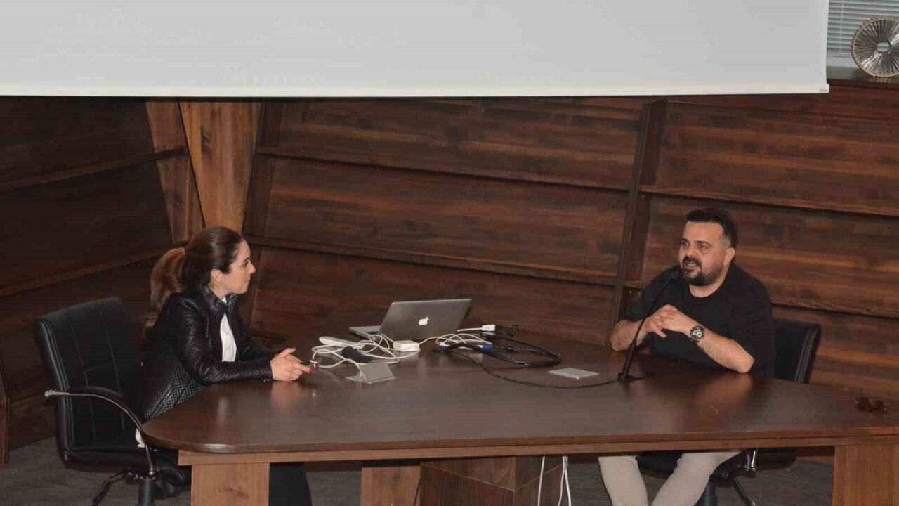 Kadir Özübek, İletişim Bilimleri Fakültesi öğrencileriyle buluştu