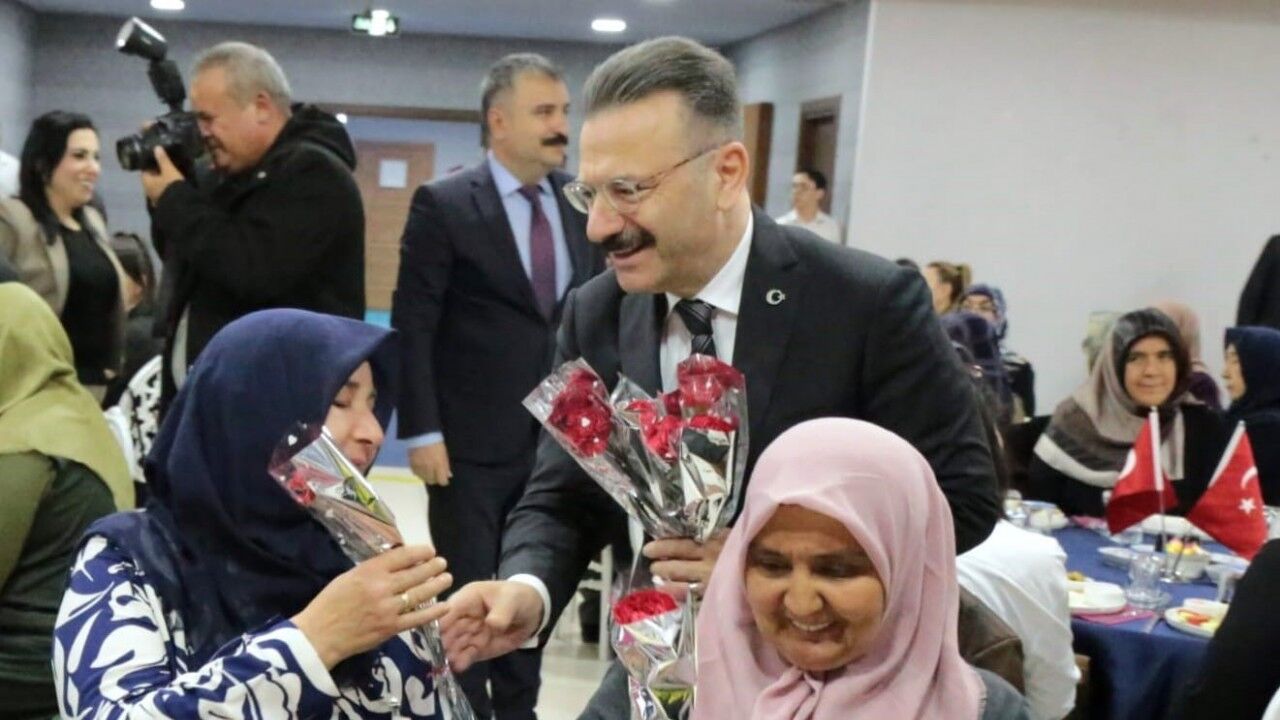 Vali Hüseyin Aksoy, şehit anneleriyle kahvaltıya katıldı
