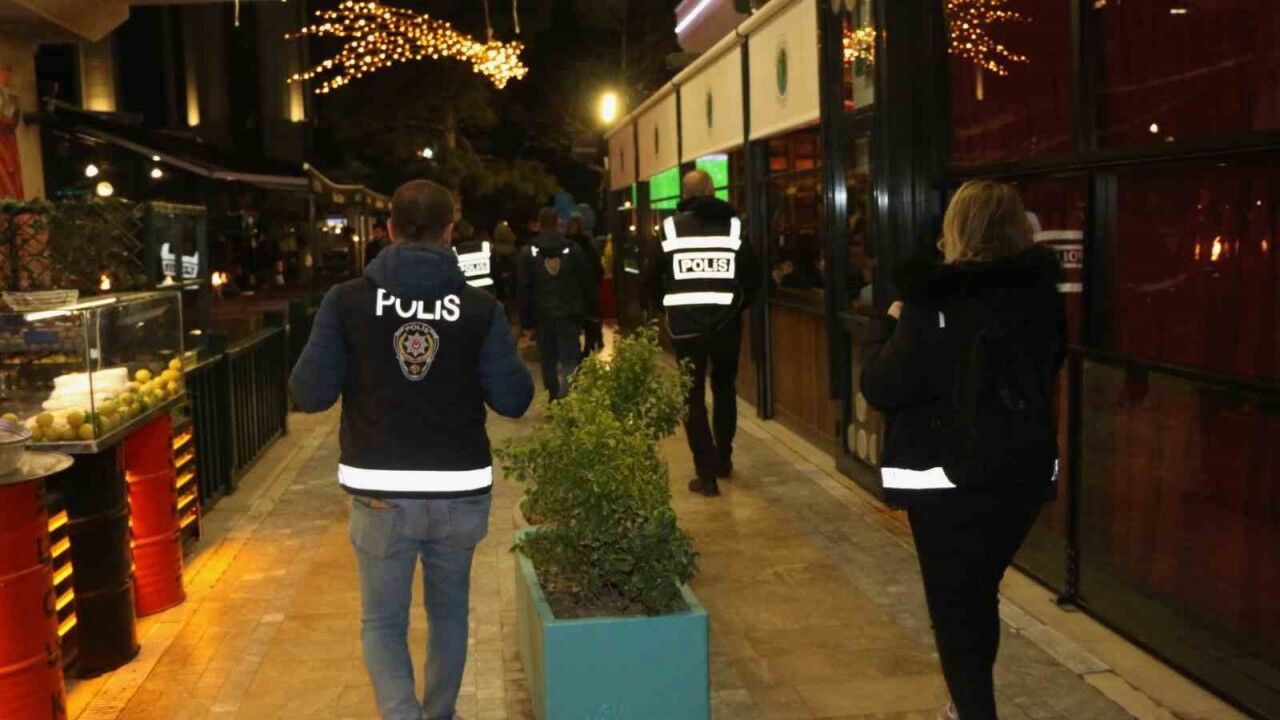Polis ekipleri 6 bin 762 şüpheliyi sorgulayıp bin 93 aracı kontrol etti