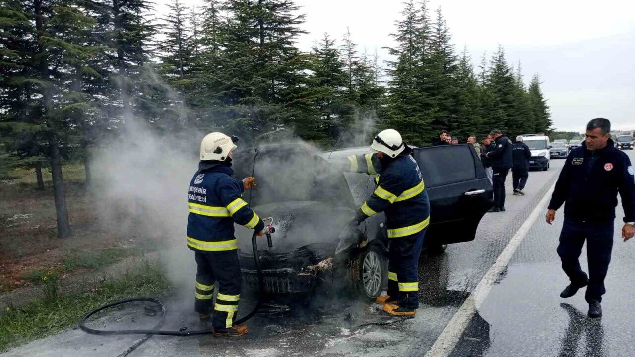 Seyir halindeyken yanan araç kullanılamaz hale geldi
