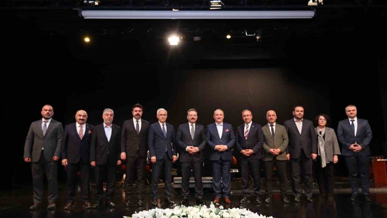Vali Aksoy ‘Mehmet Kemiksiz ile Yunusça İlahiler’ programına katıldı