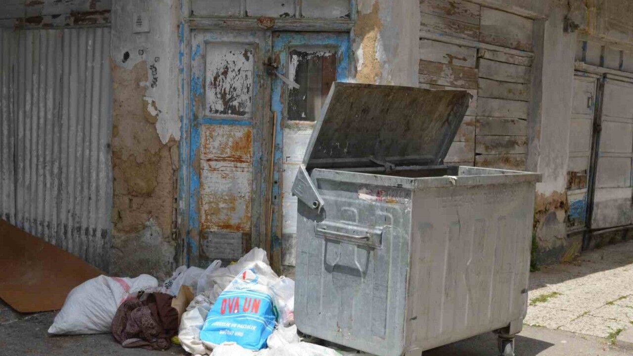 Boş çöp konteyner yerine yanına bırakılan atıklar
