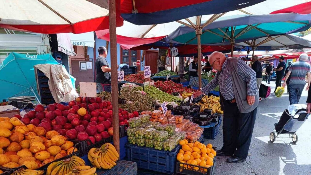 Yaz meyveleri tezgâhları rengârenk süsledi