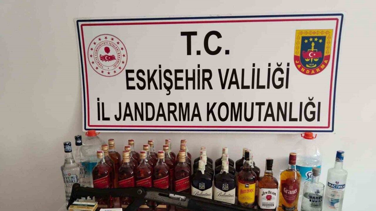 Kaçak alkol satan şahsa jandarma operasyonu