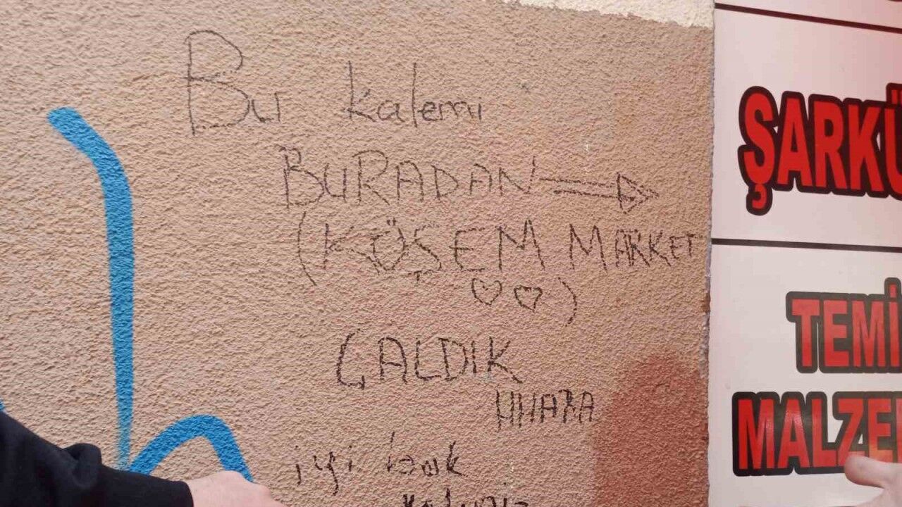 Kalem çaldıkları bakkalın duvarına yazdıkları yazıda suçlarını itiraf edip dalga geçtiler
