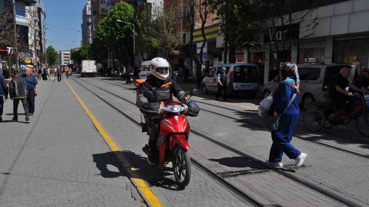 Kural tanımayan motosiklet ve bisiklet sürücüleri tepki çekiyor