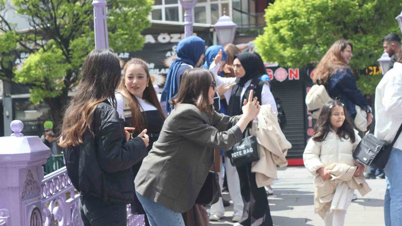 Porsuk Çayı’ndaki köprüde fotoğraf çekenler yoğunluk oluşturdu