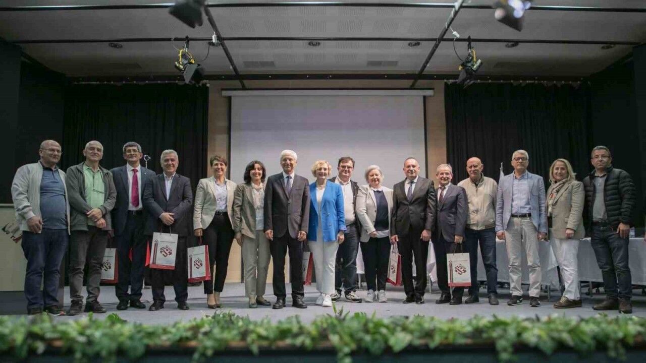 ESTÜ mezunları ile öğrenciler panelde bir araya geldi