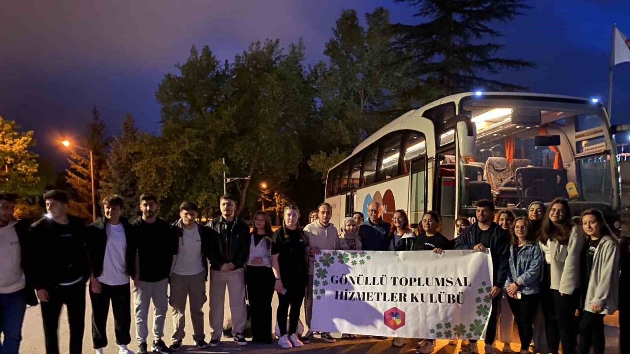 Anadolu Üniversitesi öğrencileri deprem bölgesinde kütüphaneler kurmak için yola çıktı
