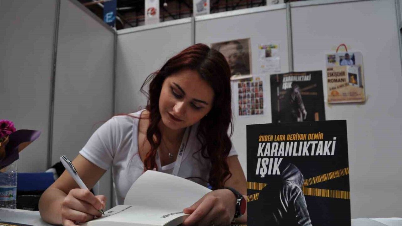 18 yaşında bir kitap yazıp yayınlayarak yazarlık kariyerine ilk adımını attı