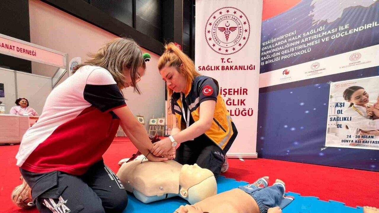 Fuar ziyaretçilerine ilk yardım eğitimi