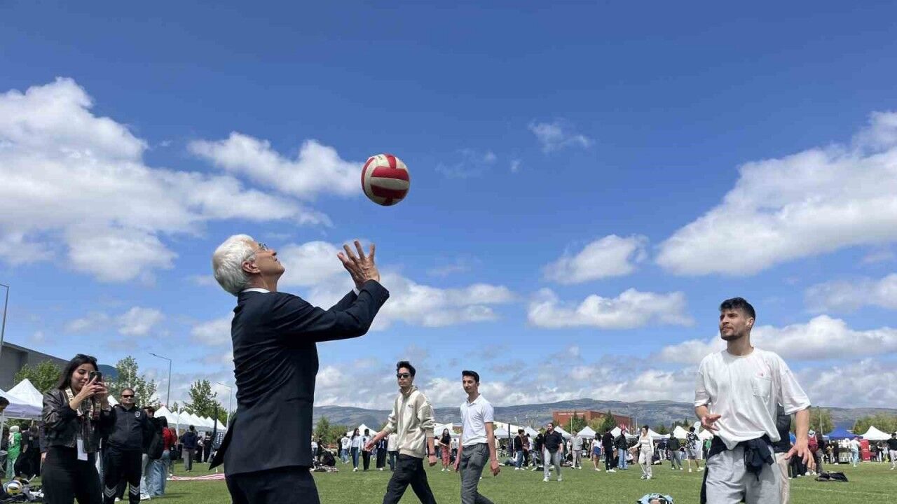 Rektör Özcan performansı öğrencilere taş çıkardı