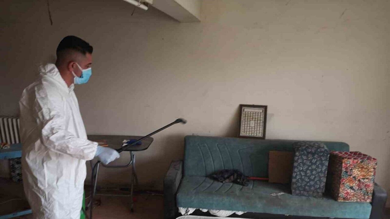 Temizlenen evden 4 kamyon çöp çıktı