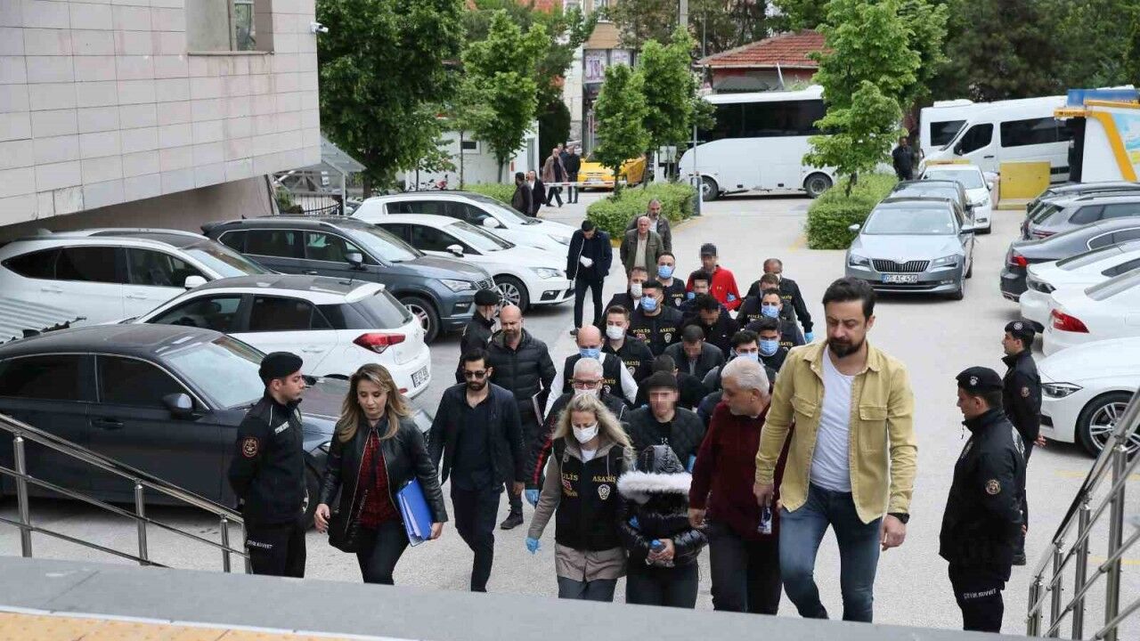Eskişehir merkezli yapılan fuhuş operasyonunda 7 şüpheli adliye sevk edildi