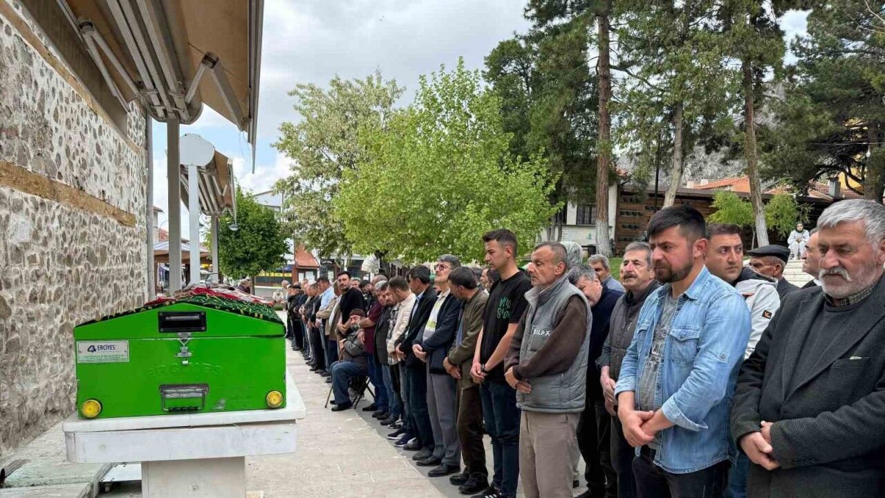 Kamyonetin çarpması sonucu hayatını kaybeden üniversite öğrencisi toprağa verildi