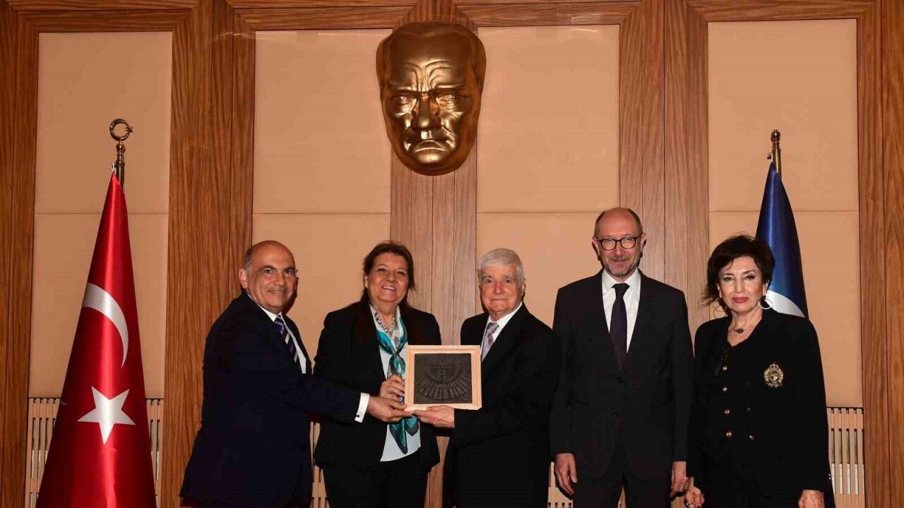 Emekli öğretim üyesi Prof. Dr. Ferruh Çömlekçi’ye ’Mesleki ve Akademik Saygı Ödülü’