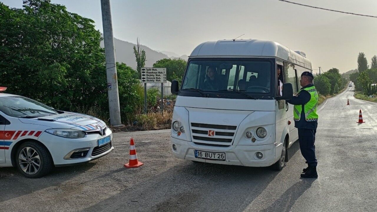 Polis ve jandarma ekiplerinden okul çevreleri ile servislere yönelik kapsamlı denetim