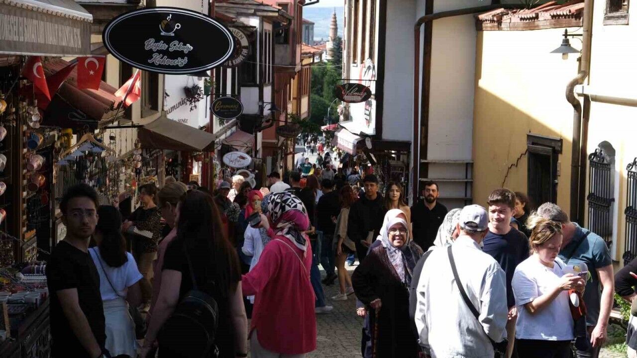 Eskişehir’de yerli turist yoğunluğu esnafın yüzünü güldürdü