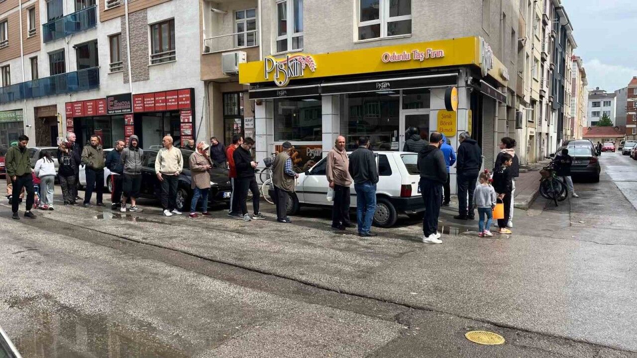 Pazar sabahlarının vazgeçilmezi olan sıcak simit uzun kuyruklara sebep oldu