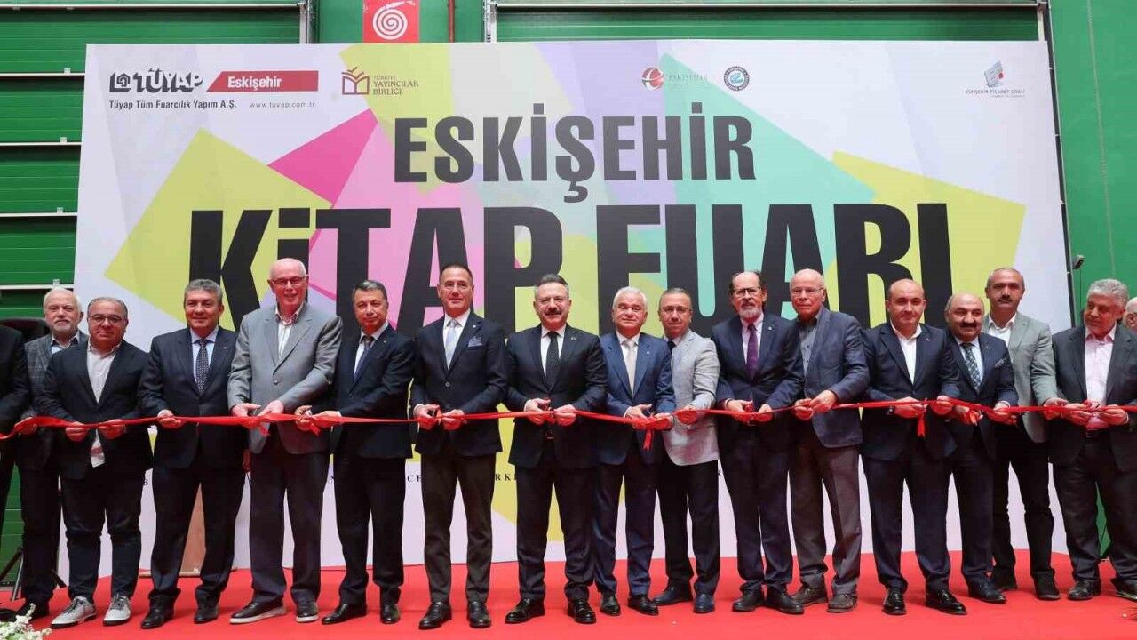 Vali Aksoy Eskişehir 3’üncü Kitap Fuarı’nın açılışını gerçekleştirdi