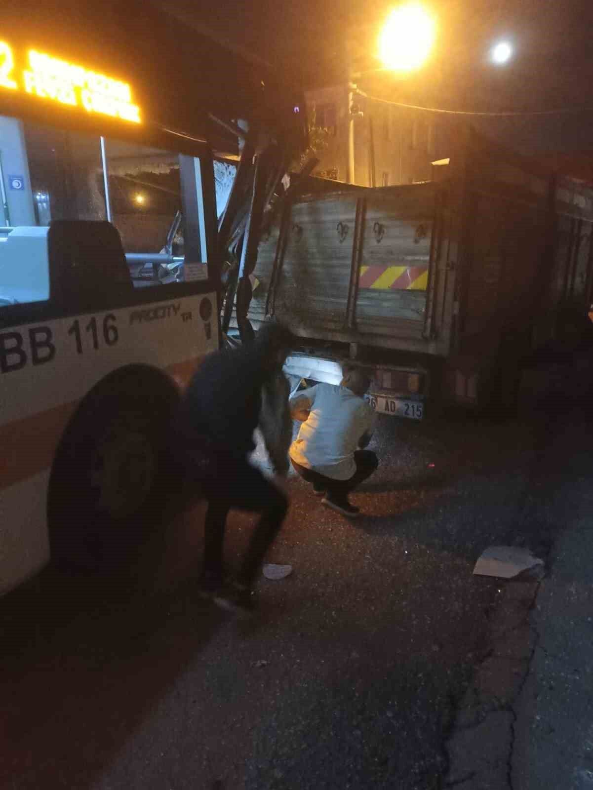 Park halindeki kamyona arkadan çarpan otobüsün boş olması faciayı önledi