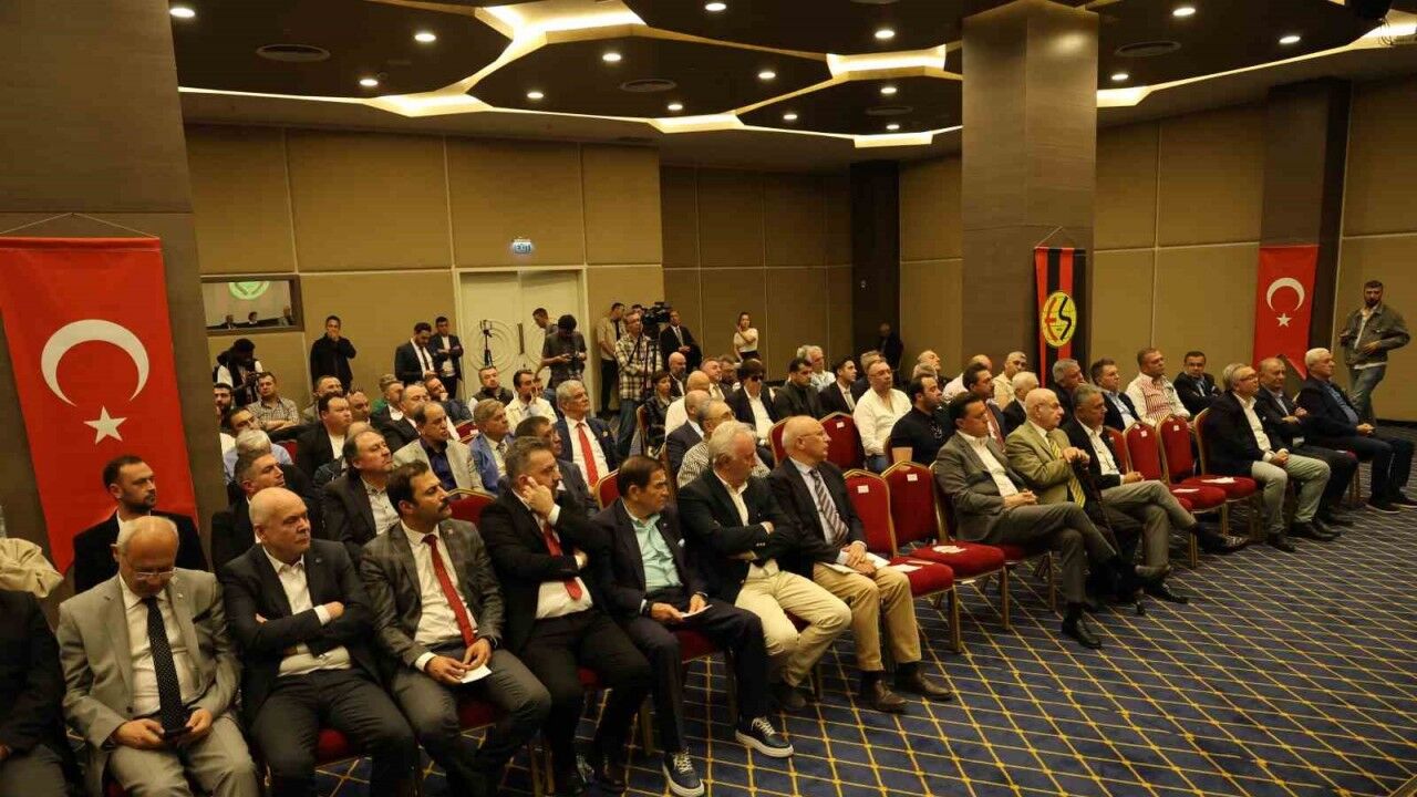 Nebi Hatipoğlu: “Eskişehirspor’un muhakkak şirketleşmesi ve kurumsallaşması lazım”