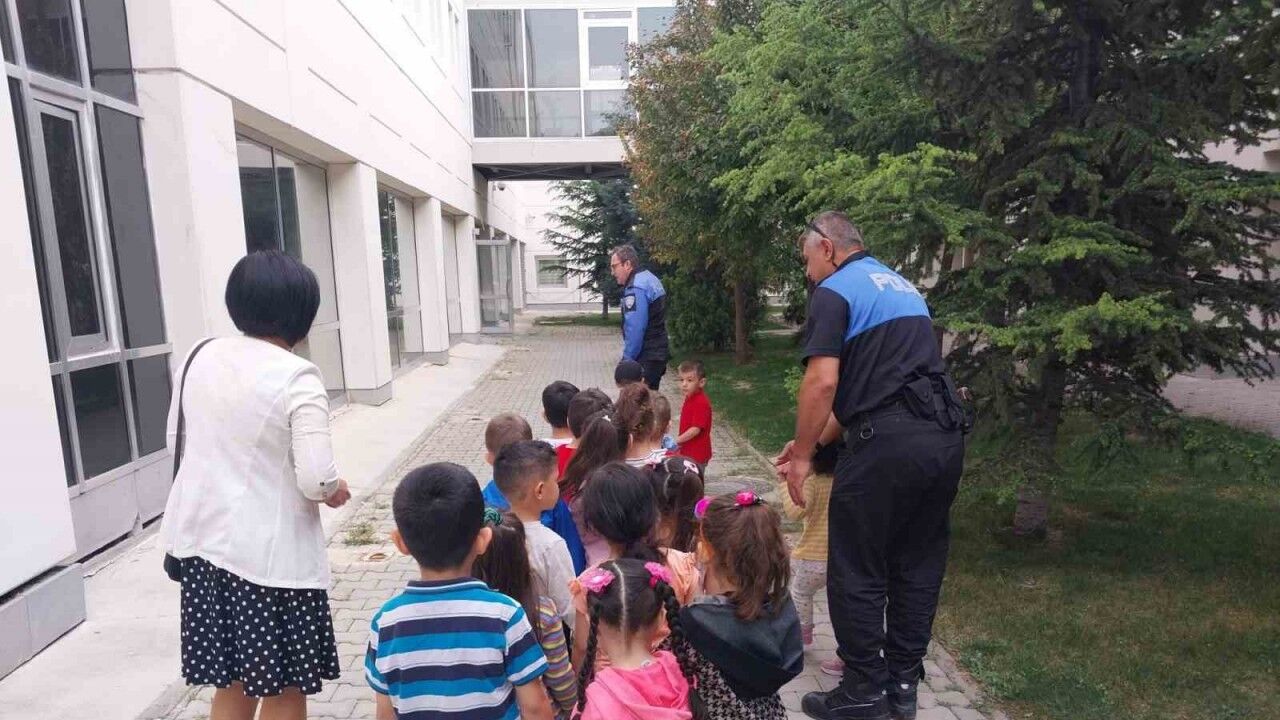 Anaokulu öğrencileri İl Emniyet Müdürlüğü’nün yerleşkelerini ziyaret etti