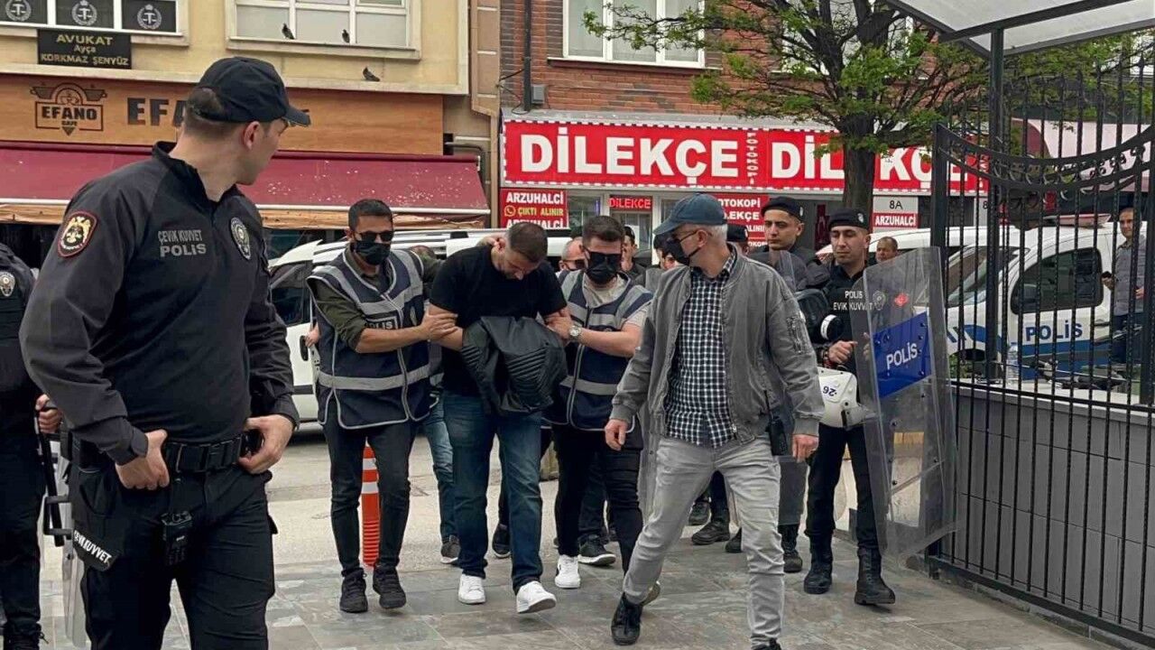 ‘Kelime-i Tevhid’ yazılı bayrakla yürüyen şahsa küfür ve müdahale eden şüpheli adliyeye sevk edildi
