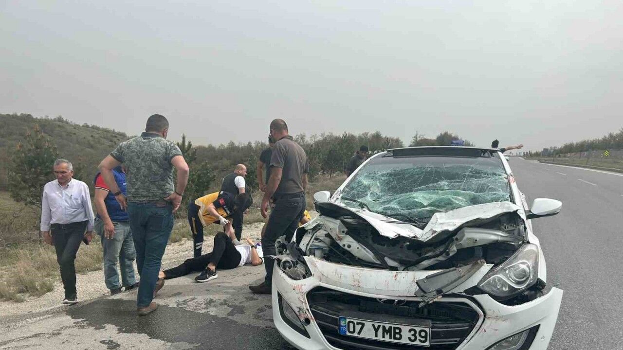 Tıra arkadan çarpan otomobil sürücüsü yaralandı
