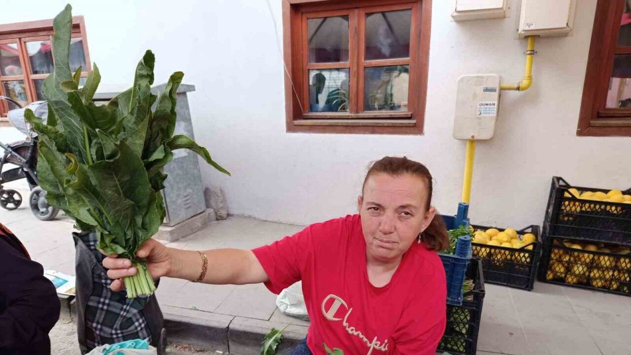 Dere kenarlarında ve sulak çayırlarda topladığı ’Labada’ bitkisini pazarda satıyor
