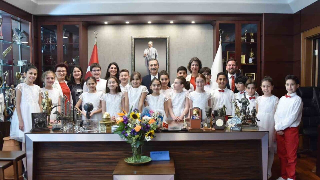 Başkan Ataç makamını çocukara emanet etti