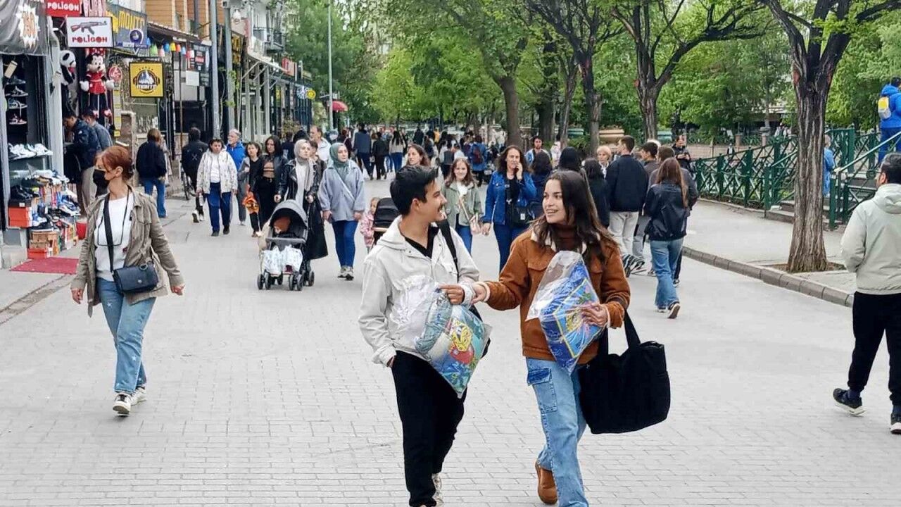 Kuvvetli rüzgar ve yağış çarşıdaki yoğunluğa engel olmadı